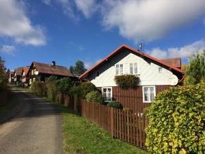 une maison avec une clôture à côté d'une rue dans l'établissement Apartmány no.823, à Bublava