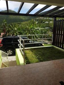 un coche aparcado en un balcón con un coche aparcado en una entrada en Over The Hill Residence, en Saint Martin