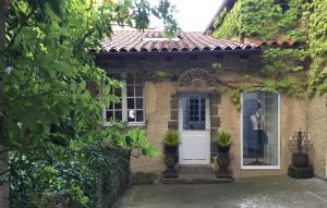 uma casa com uma porta branca e janelas em La Demeure du Lac de Fugeres em Le Puy-en-Velay