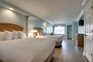 Islander Hotel & Resort客房内的一张或多张床位