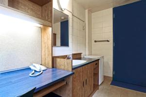ein Badezimmer mit einer blauen Theke und einem Waschbecken in der Unterkunft ZUM Auberge d'été - Université de Montréal in Montreal