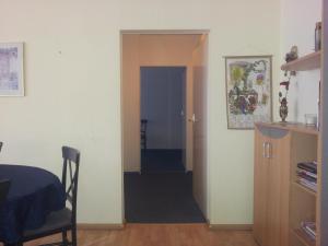 ウィーンにあるCosy Apartment in the Cityの廊下のある部屋へ通じるドア付きの部屋