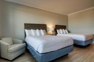 Islander Hotel & Resort客房内的一张或多张床位