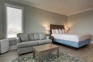Islander Hotel & Resort客房内的一张或多张床位