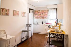 a kitchen with a table and chairs in a room at B & B Brisa del Mar in Alghero