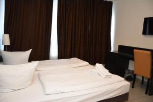 Кровать или кровати в номере Mosel Hotel