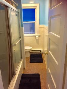 ein Bad mit einem WC, einem Fenster und einer Tür in der Unterkunft Washington International Student Center in Washington