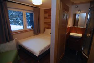 Łóżko lub łóżka w pokoju w obiekcie Karolinka Guest House