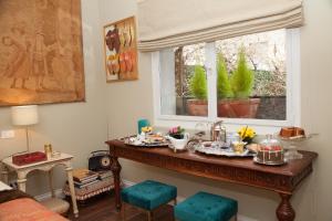 una mesa con comida en ella en una habitación con ventana en Villa Di Malpasso en Pistoia