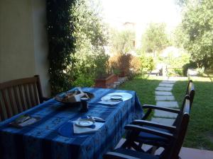 uma mesa com uma toalha de mesa azul em cima em Villetta Olivo 5 Bagnaia em Bagnaia