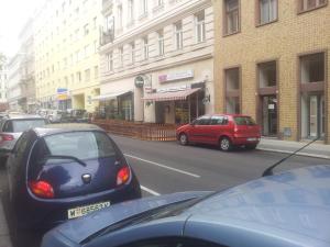 ウィーンにあるCosy Apartment in the Cityの市路駐車車