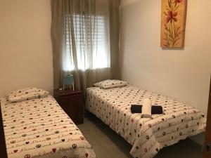2 camas individuales en una habitación con ventana en Eucalipto, en Benalmádena