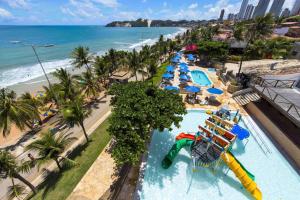 Praiamar Natal Hotel & Convention في ناتال: اطلالة جوية على حديقة مائية بجانب الشاطئ