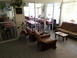 een woonkamer met een bank, stoelen en tafels bij Hotel Grand Prix in Santa Teresita +37 foto's