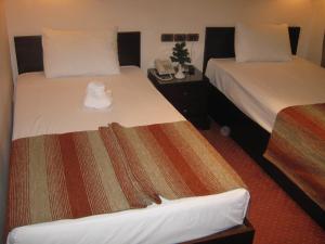 سرير أو أسرّة في غرفة في EL Tonsy Hotel