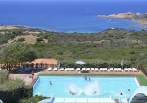 una piscina con gente con vistas al océano en Casa Vacanza Sardegna, en Valledoria