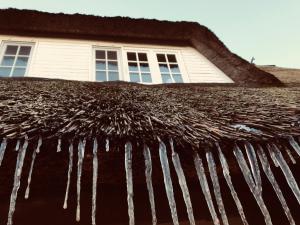 ein Dach eines Hauses mit Eiszapfen drauf in der Unterkunft Ferienwohnung Feldblick in Grevenkop