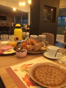 een tafel met een bord eten op een tafel bij Ruiterhof B&B/Hostel in Bredene