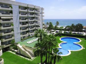 een luchtzicht op een hotel en de oceaan bij Mediterraneo Sitges in Sitges