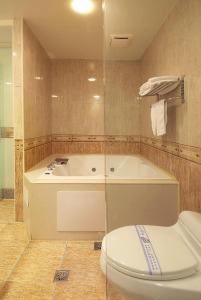 Bathroom sa Zhi Baishan Motel