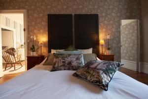 een slaapkamer met een wit bed met 2 kussens bij Il Était Une Fois Chez Moi in Le Loroux-Bottereau