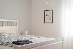 ルッケンヴァルデにあるAnnes Pensionの白いベッドルーム(タオル付きのベッド付)