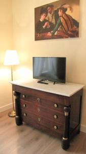アルベンガにあるAntica Dimoraのテレビ付きのドレッサーが備わる客室です。