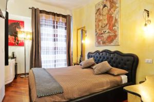 ローマにあるVatican QG Roomsのベッドルーム1室(大型ベッド1台付)