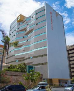 ein großes Gebäude mit einem Schild an der Seite in der Unterkunft Intercity Maceio in Maceió