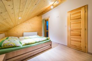 Ein Bett oder Betten in einem Zimmer der Unterkunft Zrub pod Kriváňom