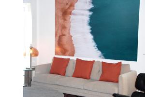 - un canapé dans le salon orné d'une peinture murale dans l'établissement Santa Catarina Luxury Apartment, à Lisbonne