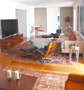 - un salon avec un canapé, des chaises et une télévision dans l'établissement Santa Catarina Luxury Apartment, à Lisbonne