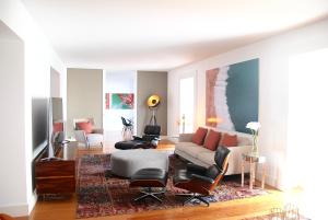 リスボンにあるSanta Catarina Luxury Apartmentのリビングルーム(ソファ、椅子付)