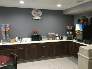 Все необхідне для приготування чаю та кави в Super 8 by Wyndham Greer/Spartanburg Area