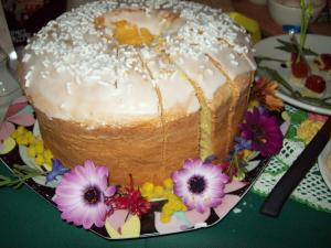a cake on a plate with flowers on a table at B&B Stupor Mundi in Altamura