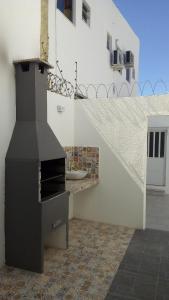 a stove in the side of a white building at JK POUSADA FLATS EXECUTIVE GARAGEM central in Pelotas