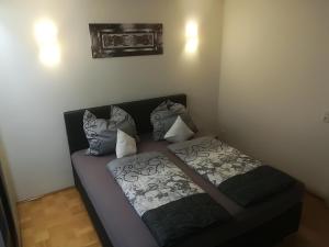 Una cama en una habitación con almohadas. en Ferienhaus Kurzbach en Velden