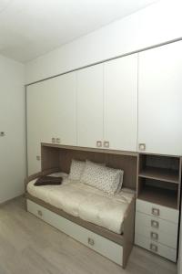 1 dormitorio con 1 cama con armarios blancos en Le Gemme 1, en Empoli