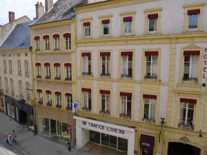 
a building that has a lot of windows on it at Logis-Hôtel des Oliviers in Thionville
