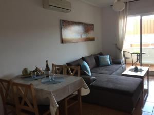 A seating area at Apartament La Bonita