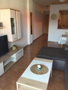 A television and/or entertainment centre at Apartament La Bonita