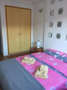 A bed or beds in a room at Apartament La Bonita
