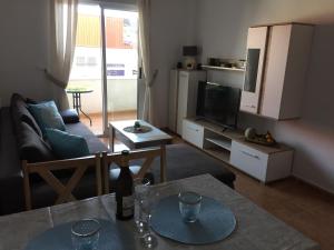 A television and/or entertainment centre at Apartament La Bonita