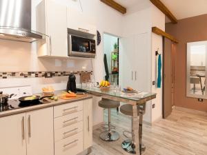 A kitchen or kitchenette at La Barca M&B II studio close to Las Canteras Még 4 kép