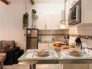 A kitchen or kitchenette at La Barca M&B II studio close to Las Canteras