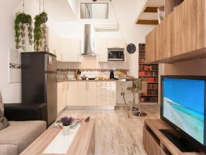 A kitchen or kitchenette at La Barca M&B II studio close to Las Canteras