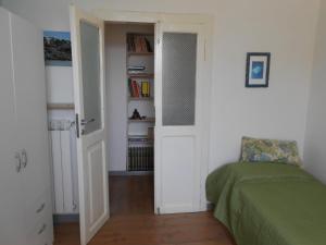 1 dormitorio con cama y estante para libros en La casa nel borgo, en Arrone