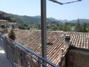 balcón con techo y montañas de fondo en La casa nel borgo, en Arrone
