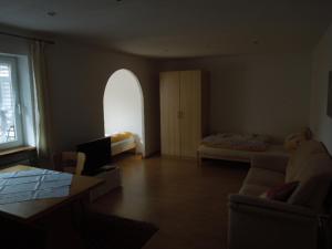 uma sala de estar com um sofá e uma cama em Angelas Apartment em Grenzach-Wyhlen