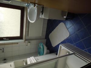 een kleine badkamer met een bad en een raam bij Angelas Apartment in Grenzach-Wyhlen